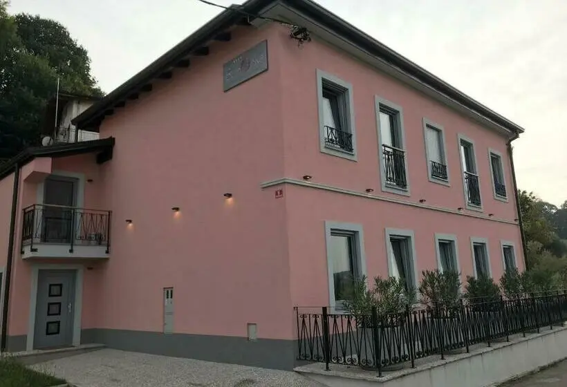 استودیوی لوکس, Vila Burbonka