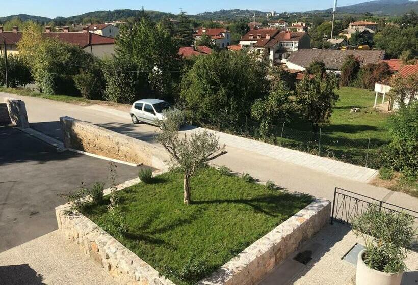 استودیوی لوکس, Vila Burbonka