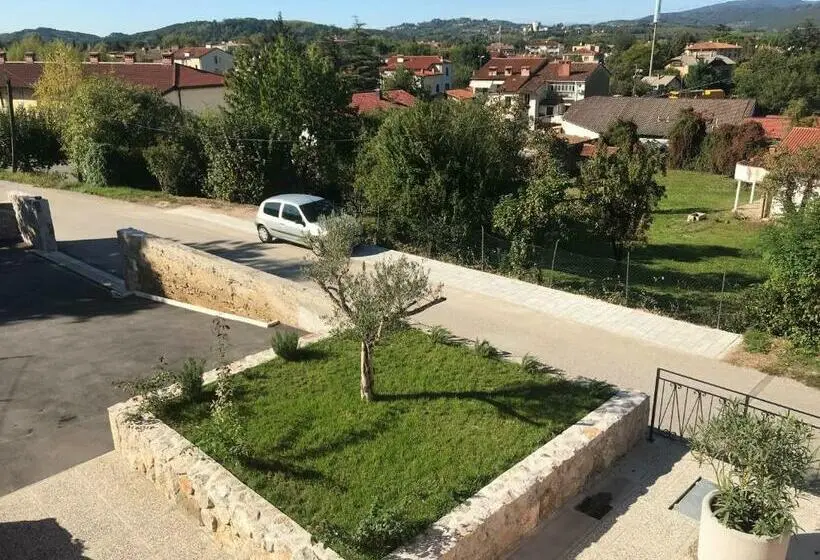 استودیوی لوکس, Vila Burbonka