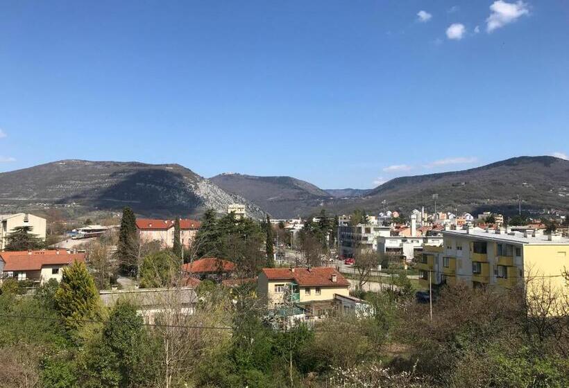 استودیوی لوکس, Vila Burbonka