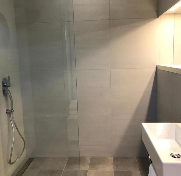 استودیوی لوکس, Vila Burbonka