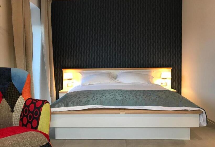 استودیوی لوکس, Vila Burbonka