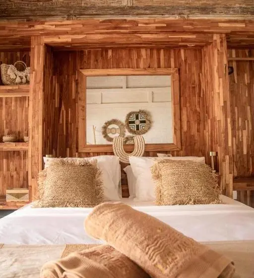 اتاق استاندارد با تخت بزرگ, Les Vagues   Hotel Villa & Beach Club   Gili Air