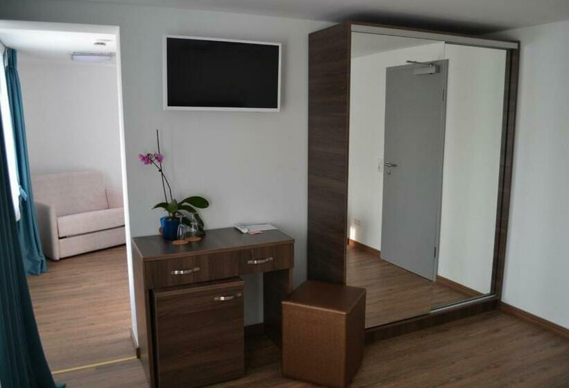Family Suite, Myrsini
