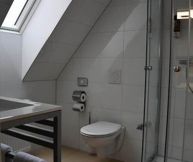 디럭스 룸, Myrsini