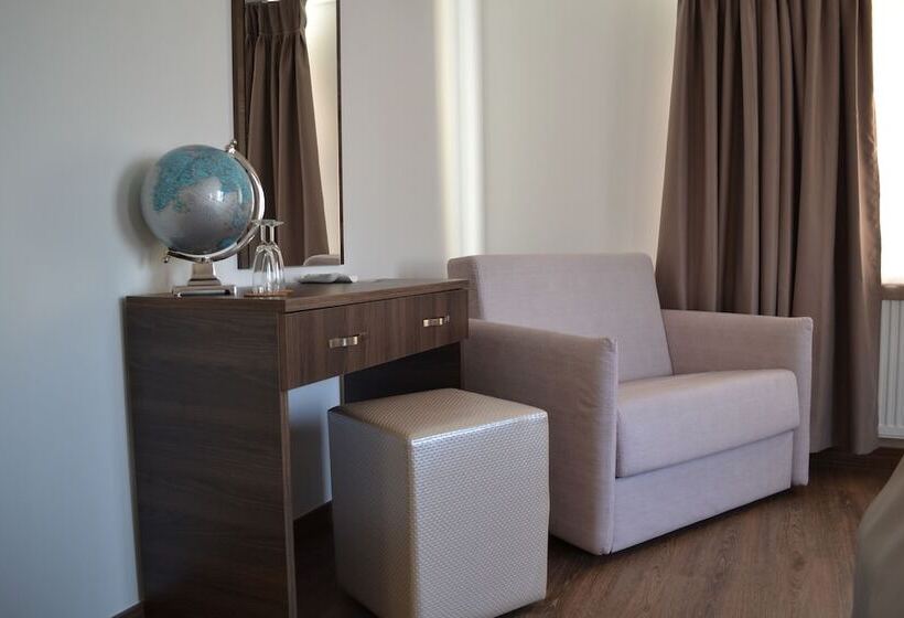 디럭스 룸, Myrsini