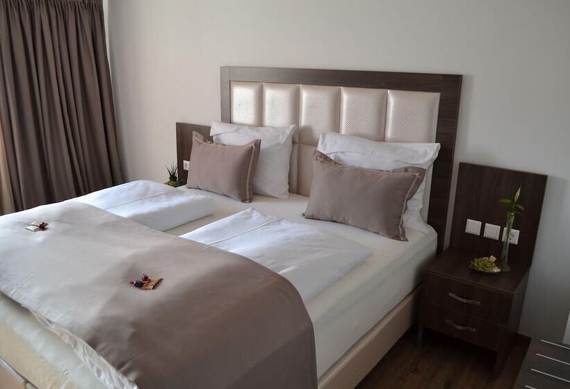 Номер Deluxe, Myrsini