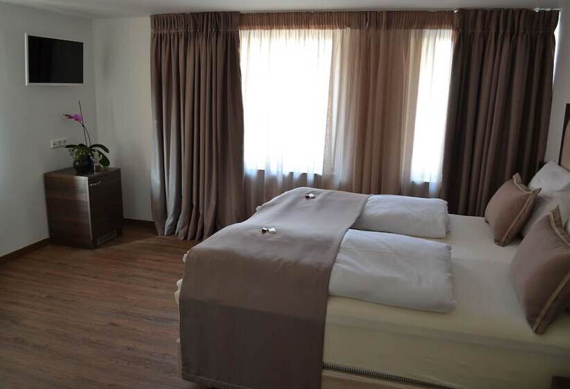 디럭스 룸, Myrsini