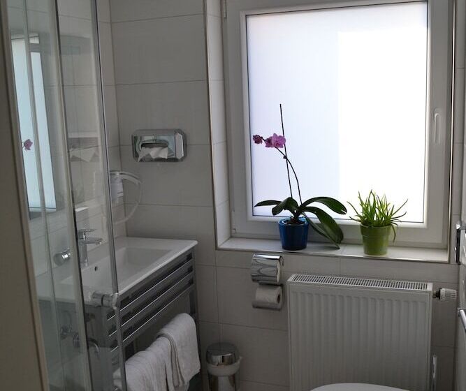 디럭스 룸, Myrsini