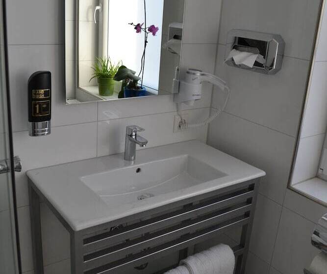 디럭스 룸, Myrsini