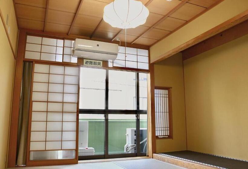 バスルーム共有のトリプルスタンダード, Trip & Sleep Hostel