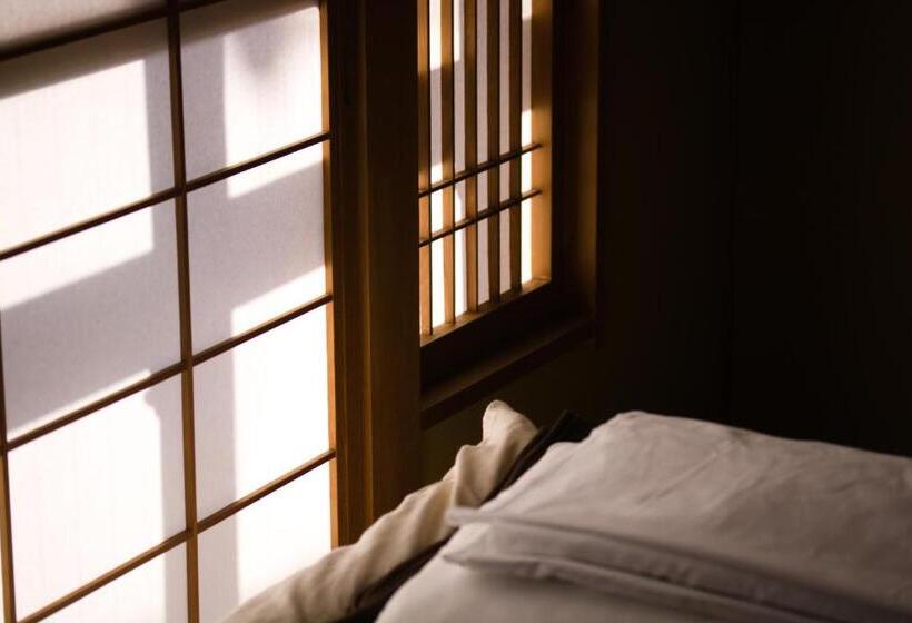 バスルーム共有のトリプルスタンダード, Trip & Sleep Hostel