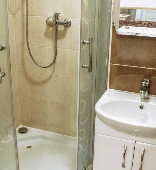 غرفة ديلوكس ثلاثية, Rafinad