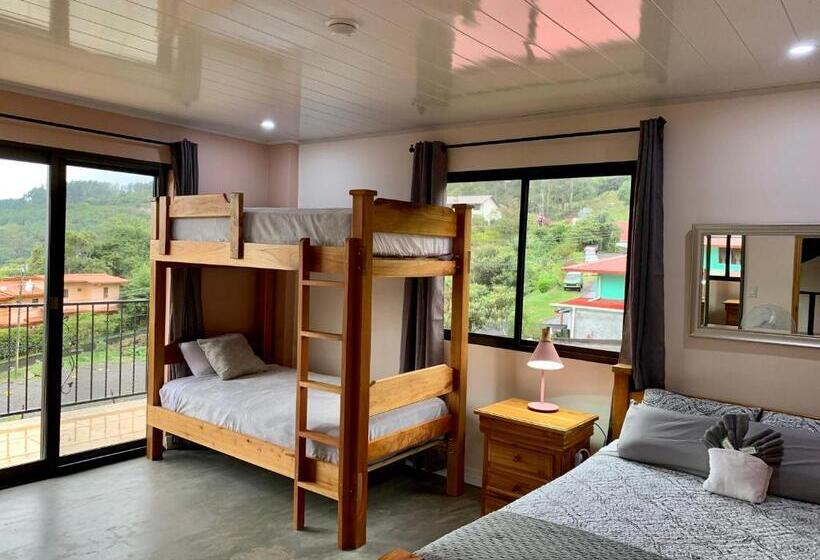 غرفة قياسية رباعية مزودة بشُرفة, Buena Vista Boquete