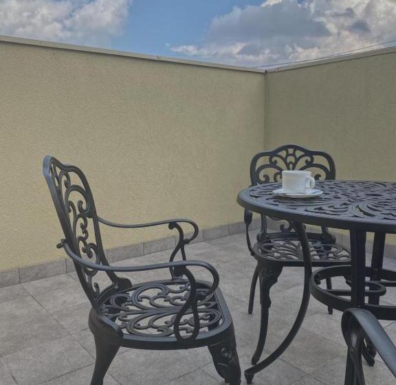 اتاق پریمیوم چهارنفره, Prestige Apartments Kalnyshevskogo