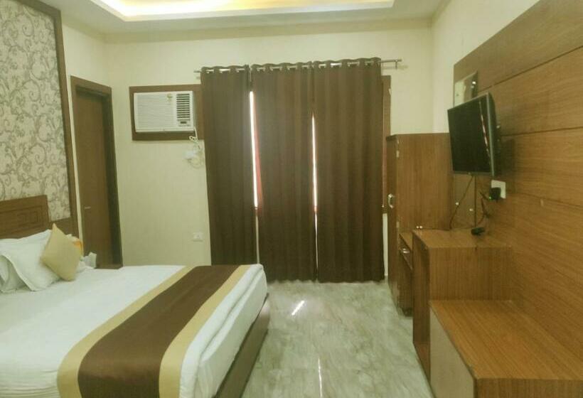 디럭스 룸, The Vaishno Devi Hills