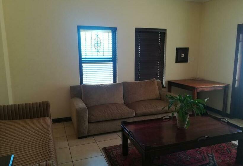 エクゼクティブスイート, Moon And Sixpence Garden Guest House