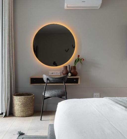 سوییت با چشمانداز کوه, Escape To The Beach