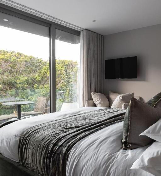 سوییت با چشمانداز کوه, Escape To The Beach