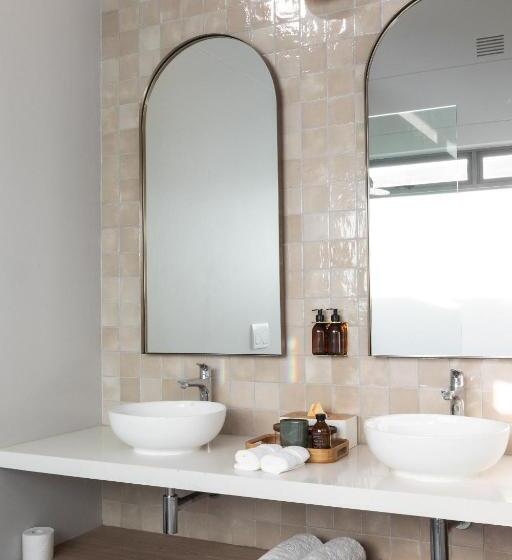 Deluxe Suite Sea View, Escape To The Beach