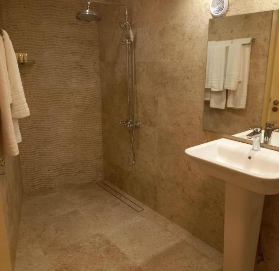 스탠다드 트리플 룸, Aleksion Palace