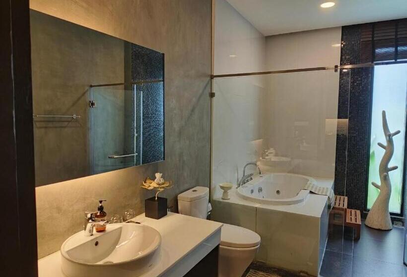 Трехместный Номер Стандарт Вид на Бассейн, Nai Ya Hotel  Sha Extra Plus