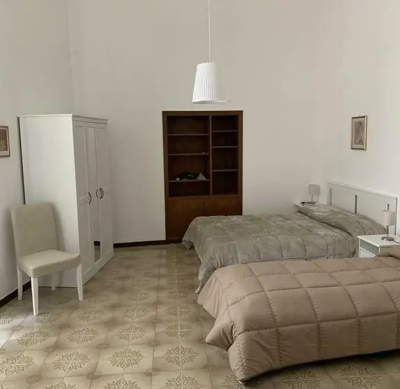 اتاق کلاسیک سه تخته, Istituto Ss Salvatore