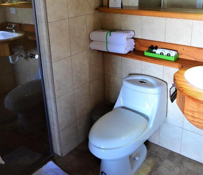 חדר לארבעה סטנדרטי עם מרפסת, Ilatoa Lodge