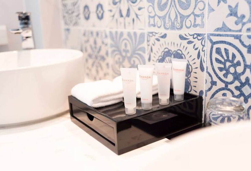 اتاق دلوکس مخصوص معلولین, Ramada Plaza By Wyndham Chao Fah Phuket