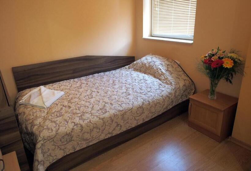 غرفة قياسية مطلة على الجبل, Maria