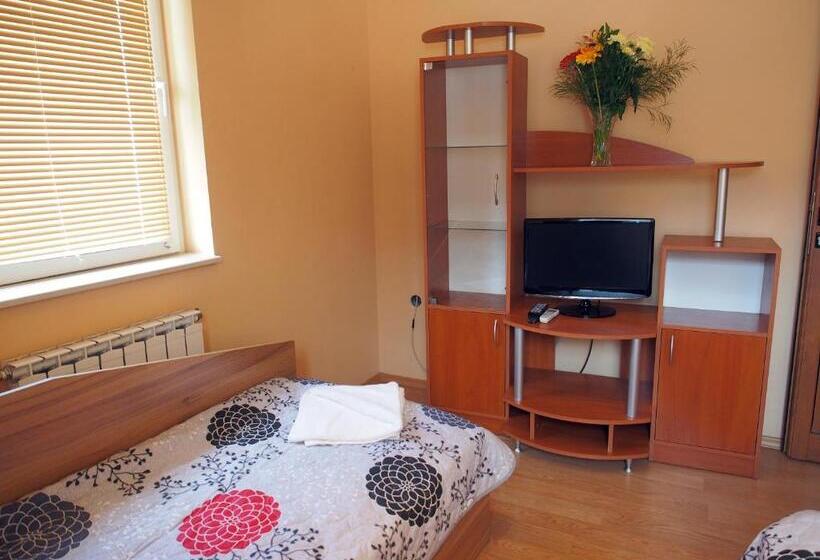 غرفة قياسية مطلة على الجبل, Maria