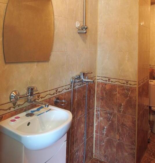 غرفة قياسية مطلة على الجبل, Maria