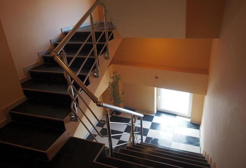 غرفة ديلوكس ثلاثية, Maria