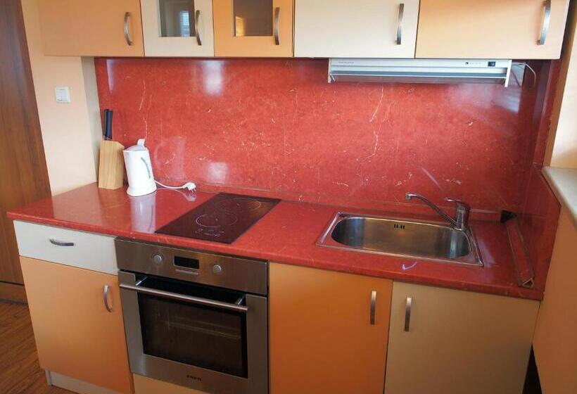 غرفة ديلوكس ثلاثية, Maria