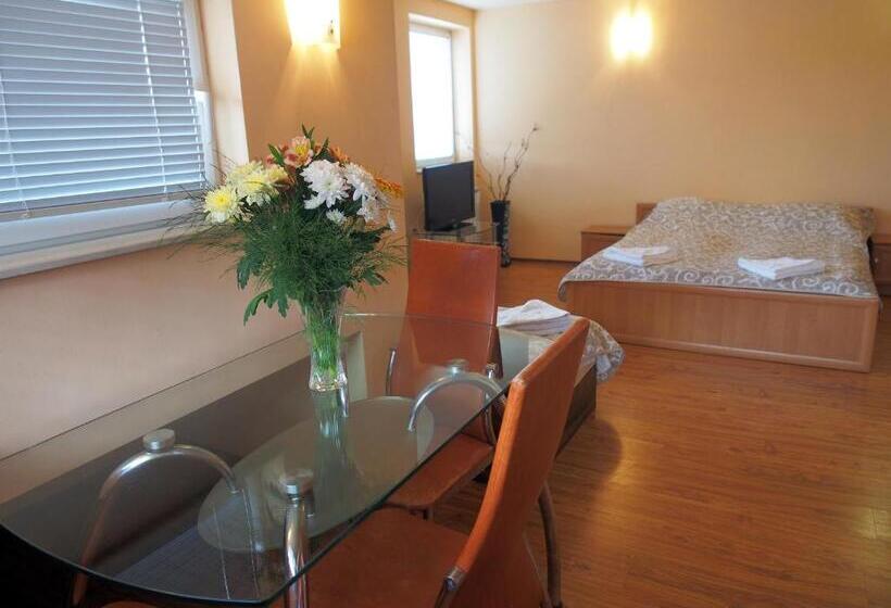 غرفة ديلوكس ثلاثية, Maria