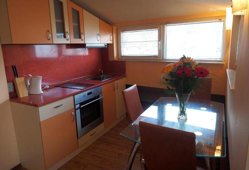 غرفة ديلوكس ثلاثية, Maria