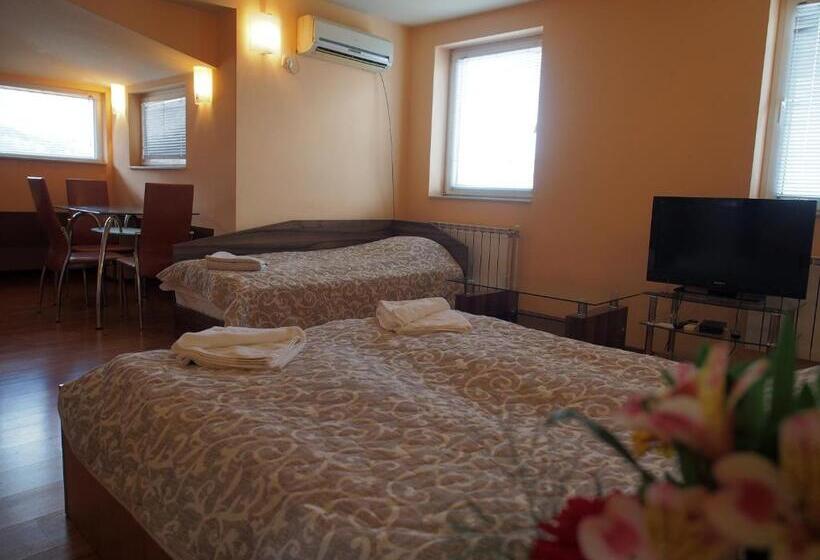 غرفة ديلوكس ثلاثية, Maria