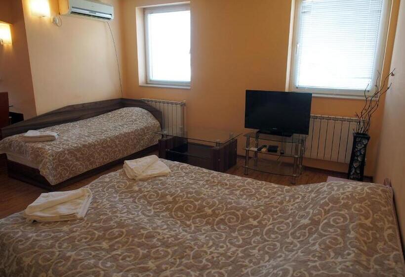 غرفة ديلوكس ثلاثية, Maria