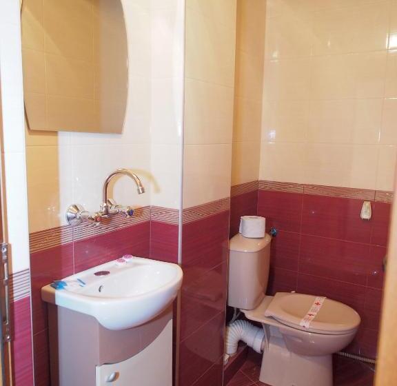 غرفة قياسية مطلة على الجبل, Maria