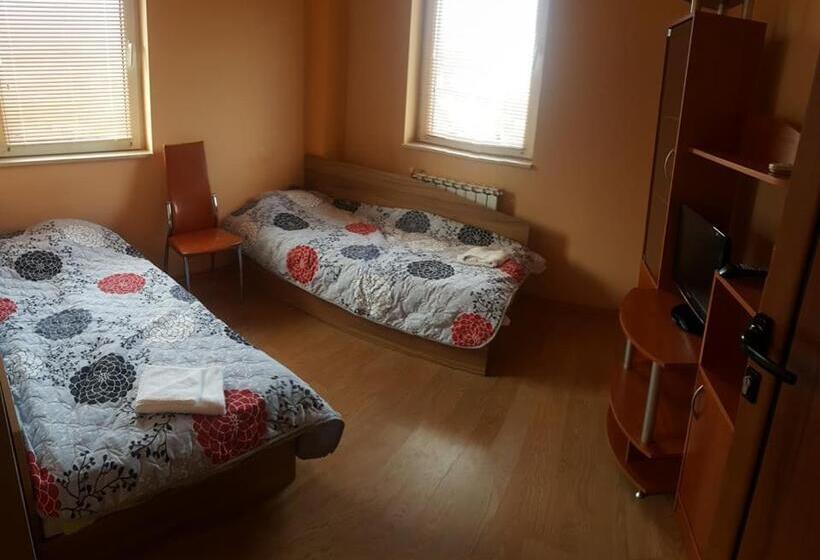 غرفة قياسية مطلة على الجبل, Maria