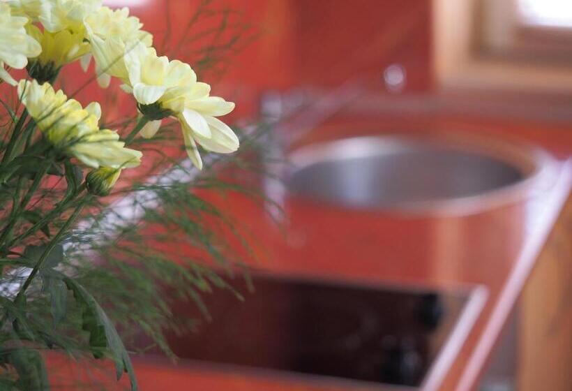 غرفة ديلوكس ثلاثية, Maria