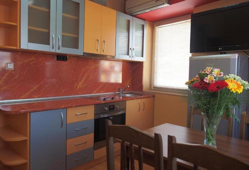 غرفة ديلوكس ثلاثية, Maria