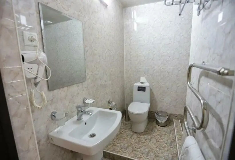 اتاق استاندارد سه نفره, Tourist Inn