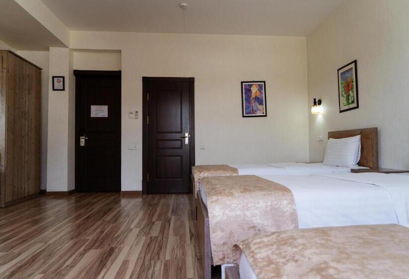 اتاق استاندارد سه نفره, Tourist Inn