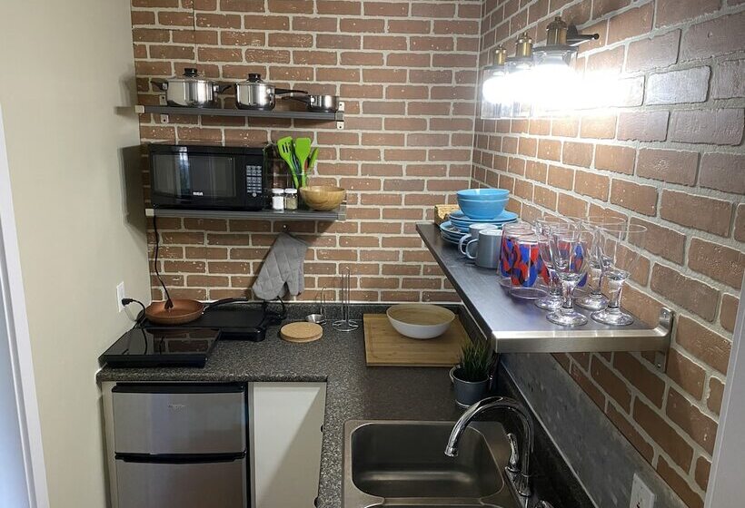 סוויטה משפחתית, Western Lodge