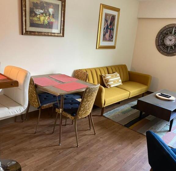 דירת חדר, Western Lodge