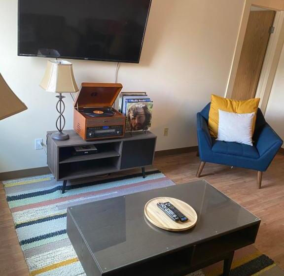 דירת חדר, Western Lodge