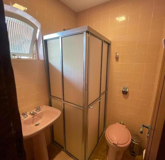 Economy Zimmer, Pousada Déjà Vu