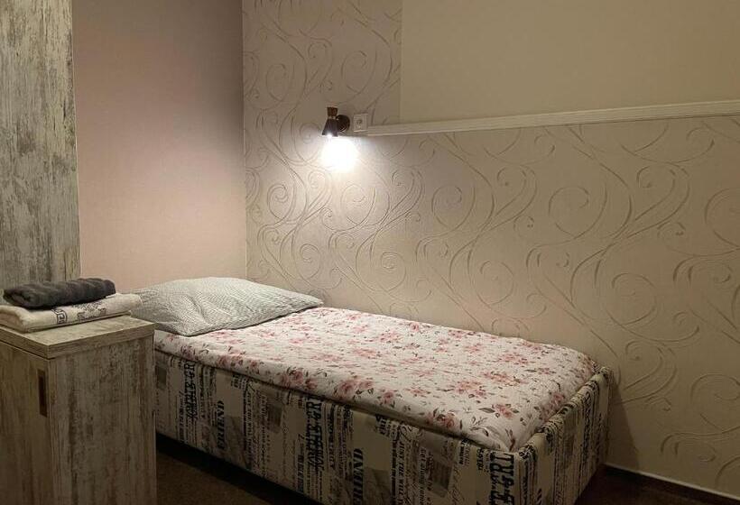 غرفة قياسية فردية, Herman