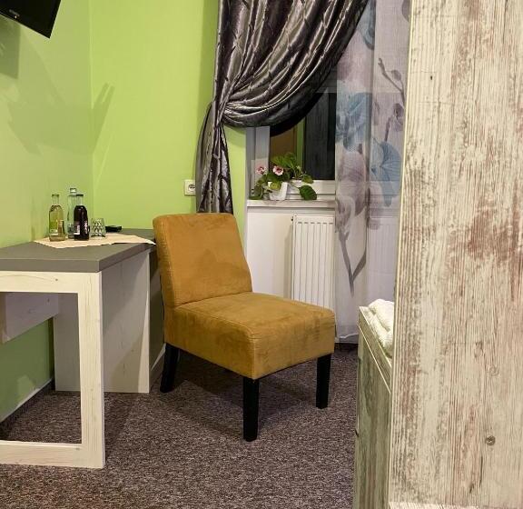 غرفة قياسية فردية, Herman